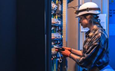 Порядки и сроки при повышение группы по электробезопасности. Рассказываем про повышение группы по электробезопасности с 2 на 3, с 3 на 4 и с 4 на 5.