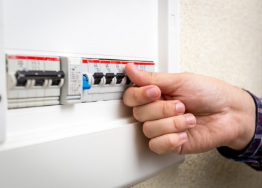 Пожары – это серьезная угроза для безопасности жизни и имущества. В таких ситуациях важно знать, каким образом отключить приборы, чтобы умень...