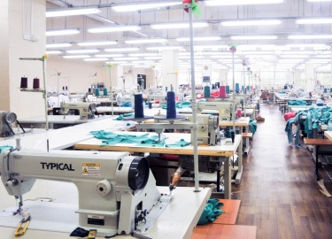 На швейном производстве может произойти пожар класса А или Е. Чтобы не допустить возгорания, необходимо соблюдать правила пожарной безопасности. О ...