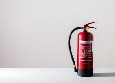 Огнетушитель – это средство для борьбы с возгоранием. Его применяют еще до приезда сотрудников МЧС. Устройство локализует огонь, а также пред...