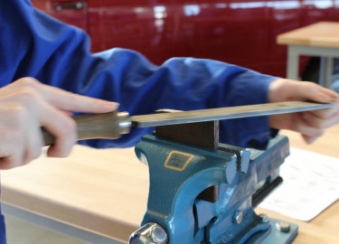 Правила техники безопасности при опиливании действуют во время металлообработки и необходимы, чтобы предотвратить получение травм, возникновение ав...