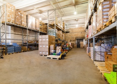 Инструкция о мерах пожарной безопасности должна быть в каждой организации. Ее составлением занимается работодатель. Об этом четко говорится в дейст...