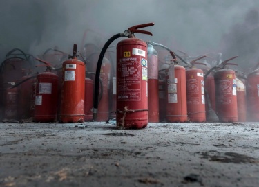 Давление в огнетушителе - это важный параметр, который определяет эффективность его использования. Оно обычно измеряется в барах или PSI и указывае...