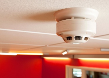 Большинство общественных зданий, предприятий и некоторые жилые дома оборудованы автоматической системой распознавания пожара. Когда устройства фикс...